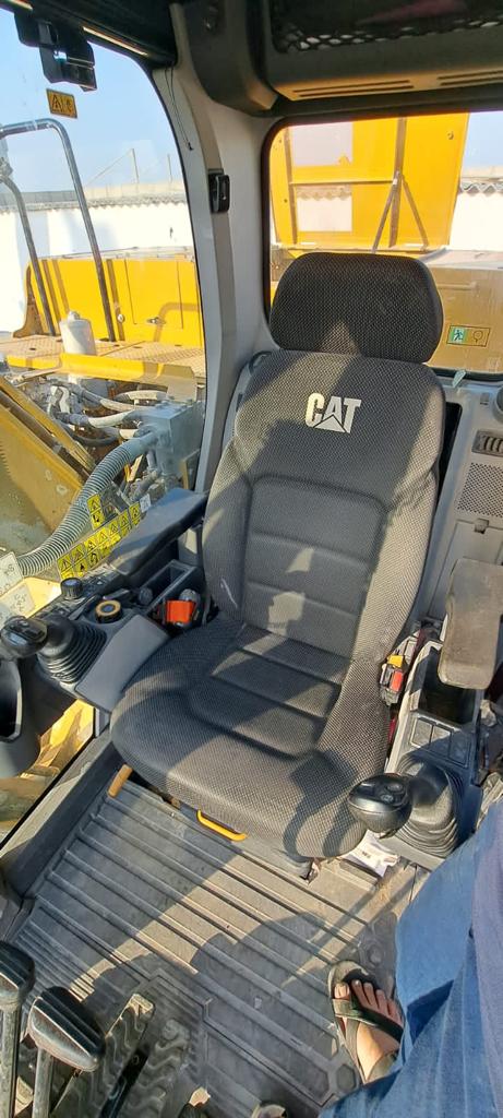 EXCAVATOR CAT 320