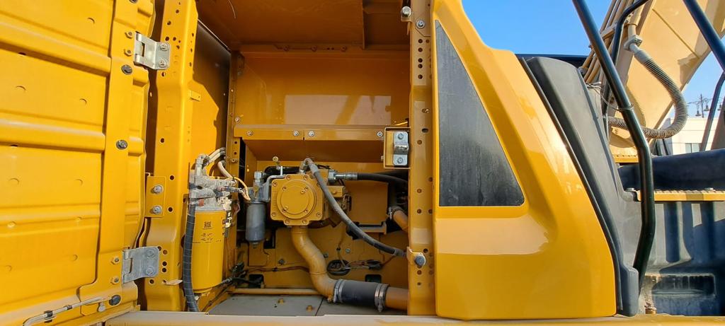 EXCAVATOR CAT 320