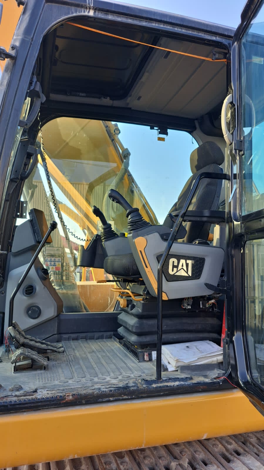 EXCAVATOR CAT 320
