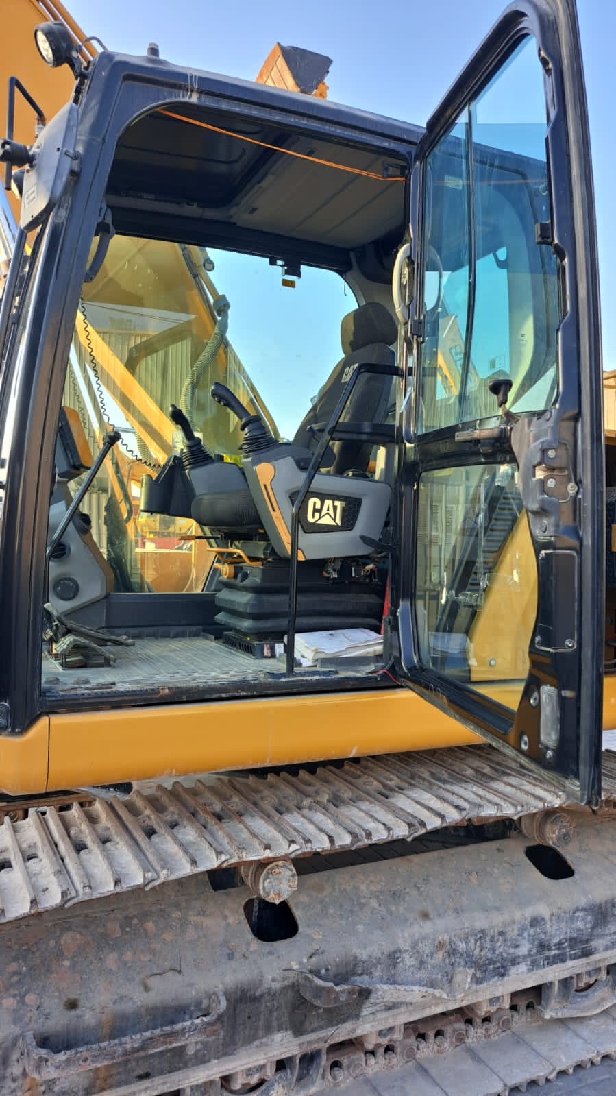 EXCAVATOR CAT 320