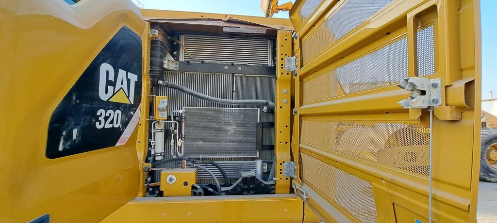 EXCAVATOR CAT 320