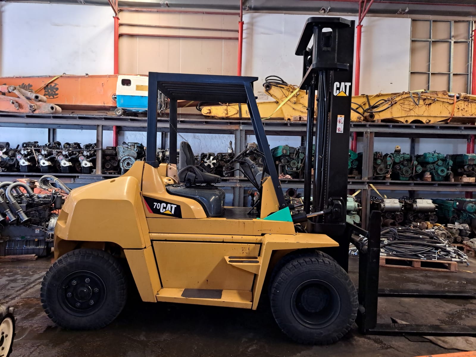CATERPILLAR FORKLIFT 