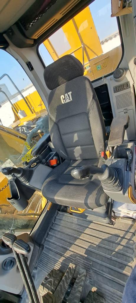 EXCAVATOR CAT 320