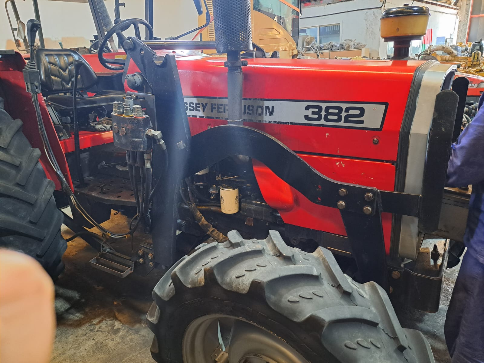 MASSEY FERGUSON 382 TRACTOR 