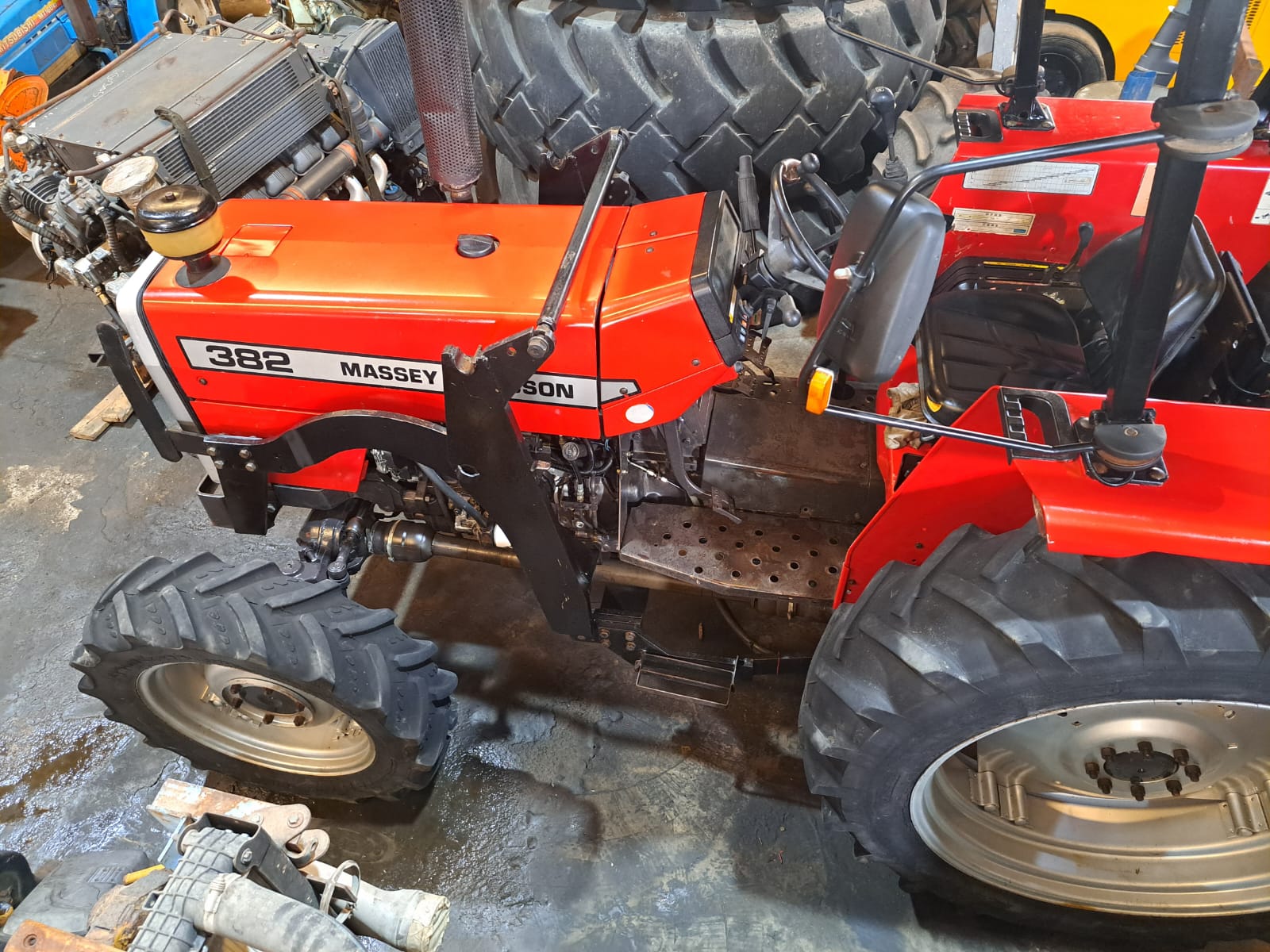 MASSEY FERGUSON 382 TRACTOR 