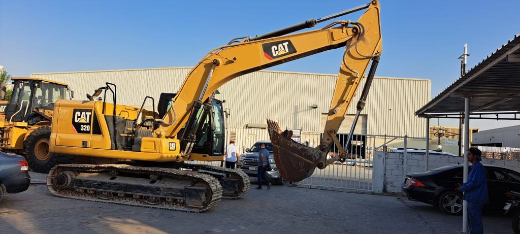 EXCAVATOR CAT 320