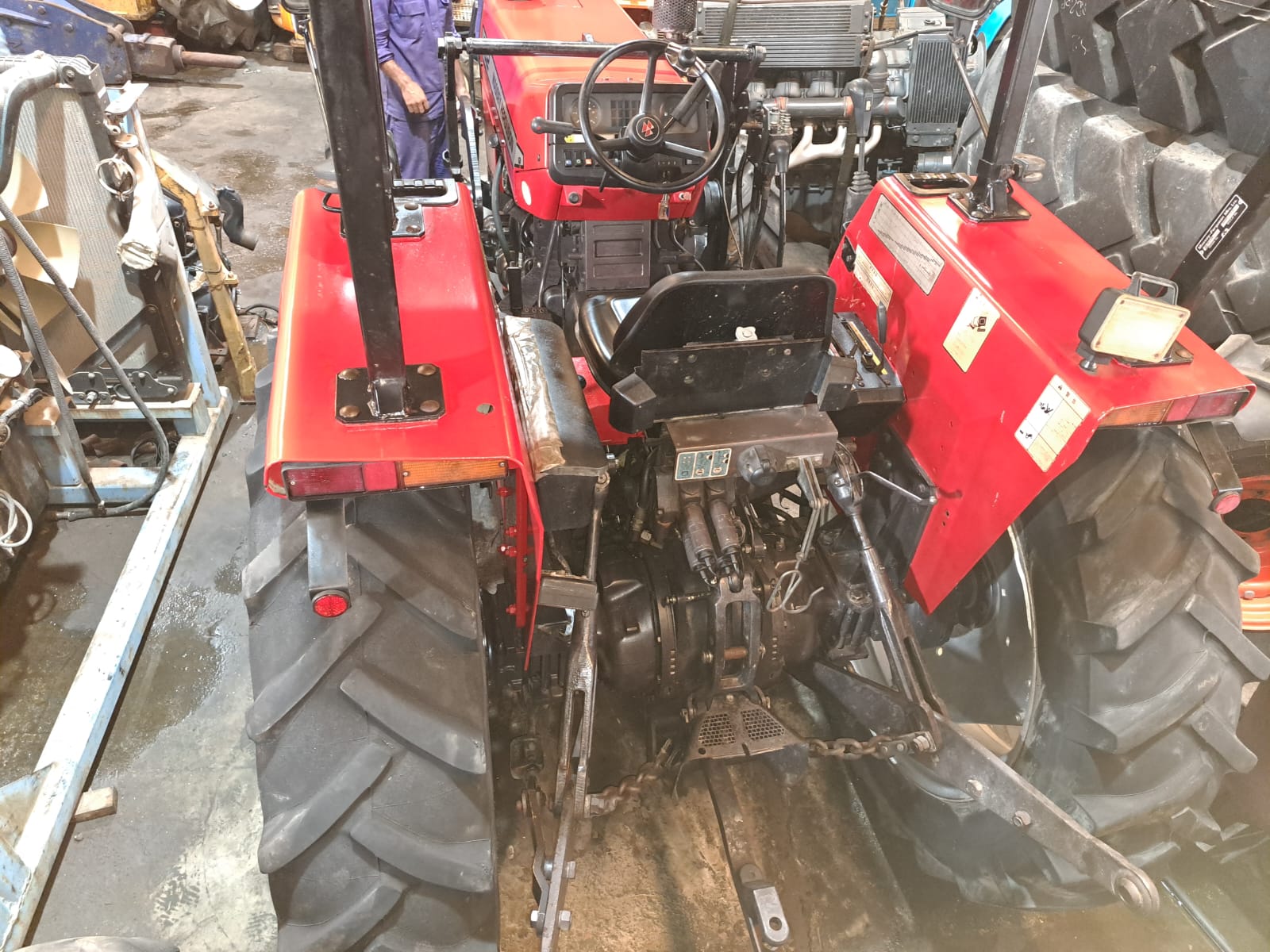 MASSEY FERGUSON 382 TRACTOR 