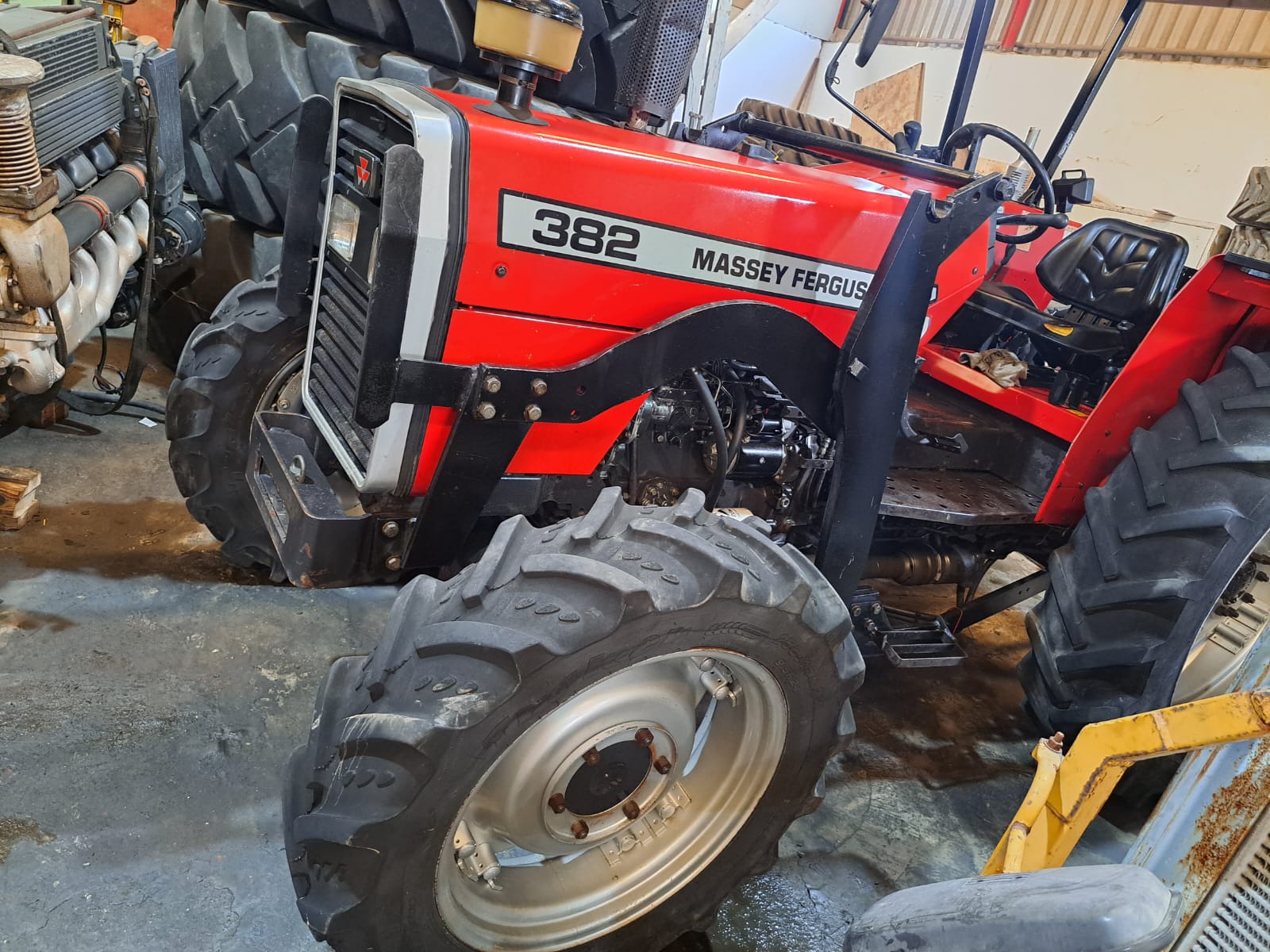 MASSEY FERGUSON 382 TRACTOR 