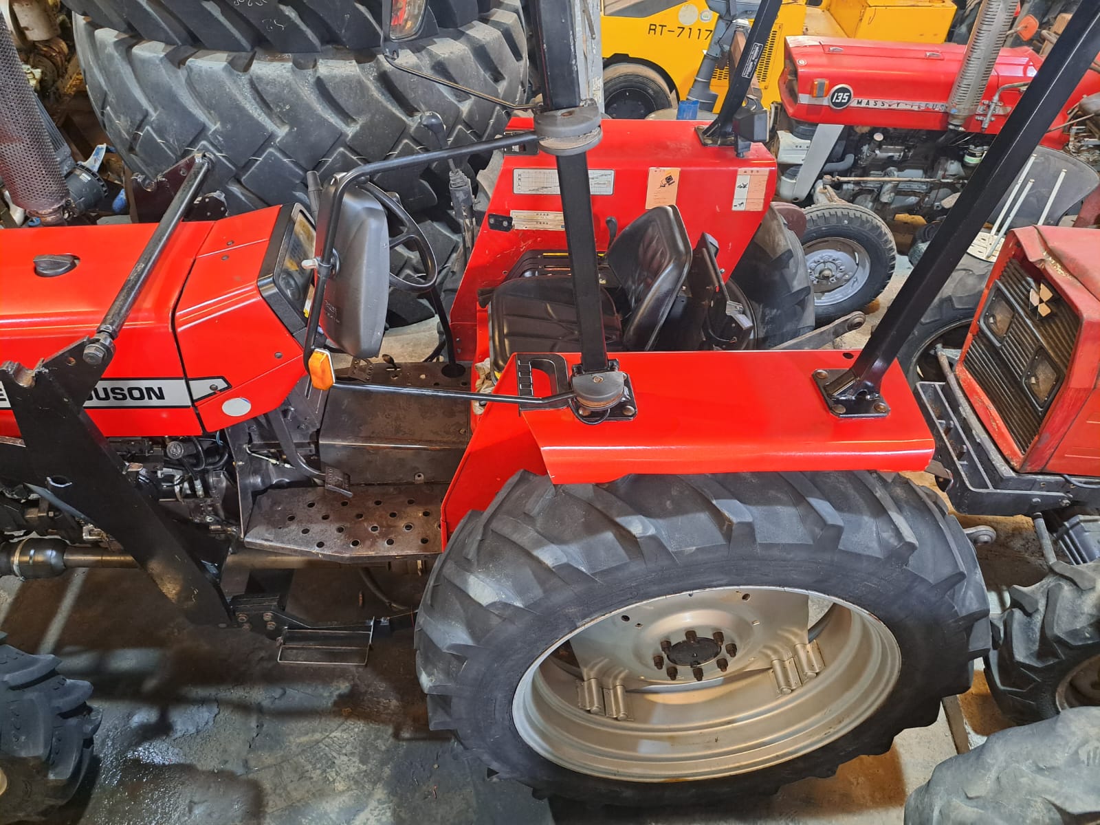 MASSEY FERGUSON 382 TRACTOR 