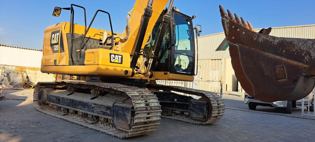 EXCAVATOR CAT 320