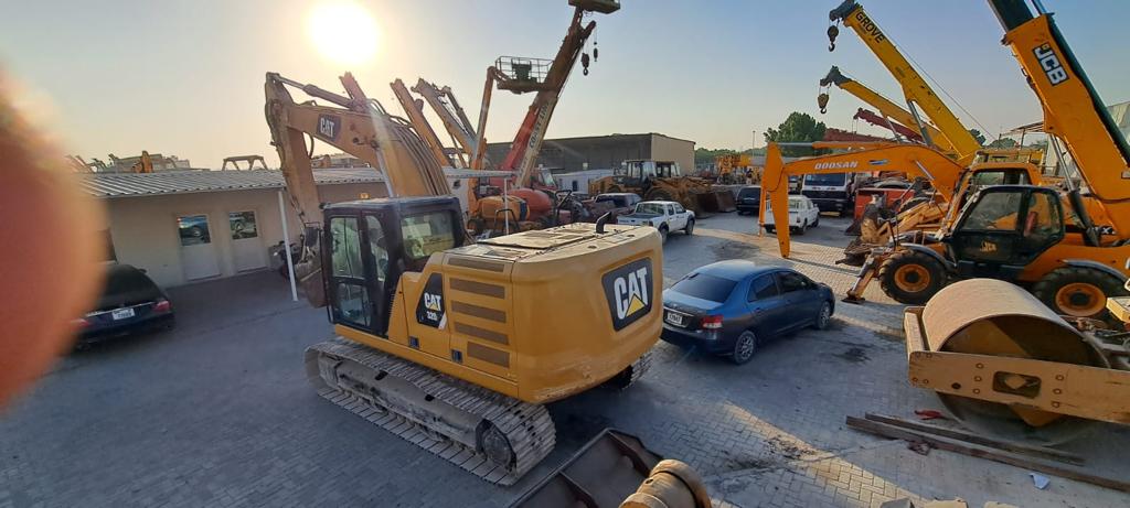 EXCAVATOR CAT 320