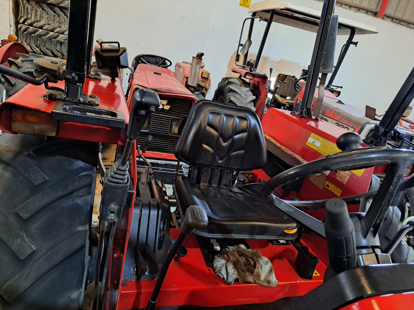 MASSEY FERGUSON 382 TRACTOR 