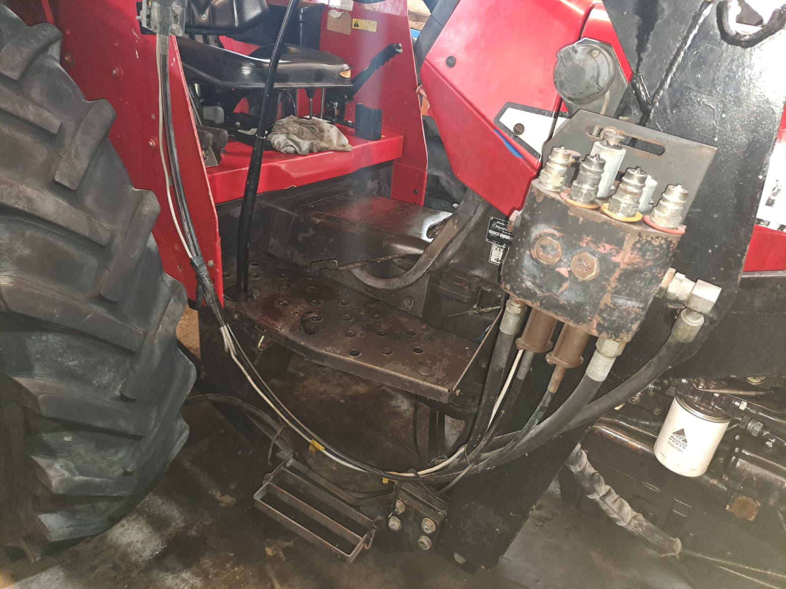 MASSEY FERGUSON 382 TRACTOR 