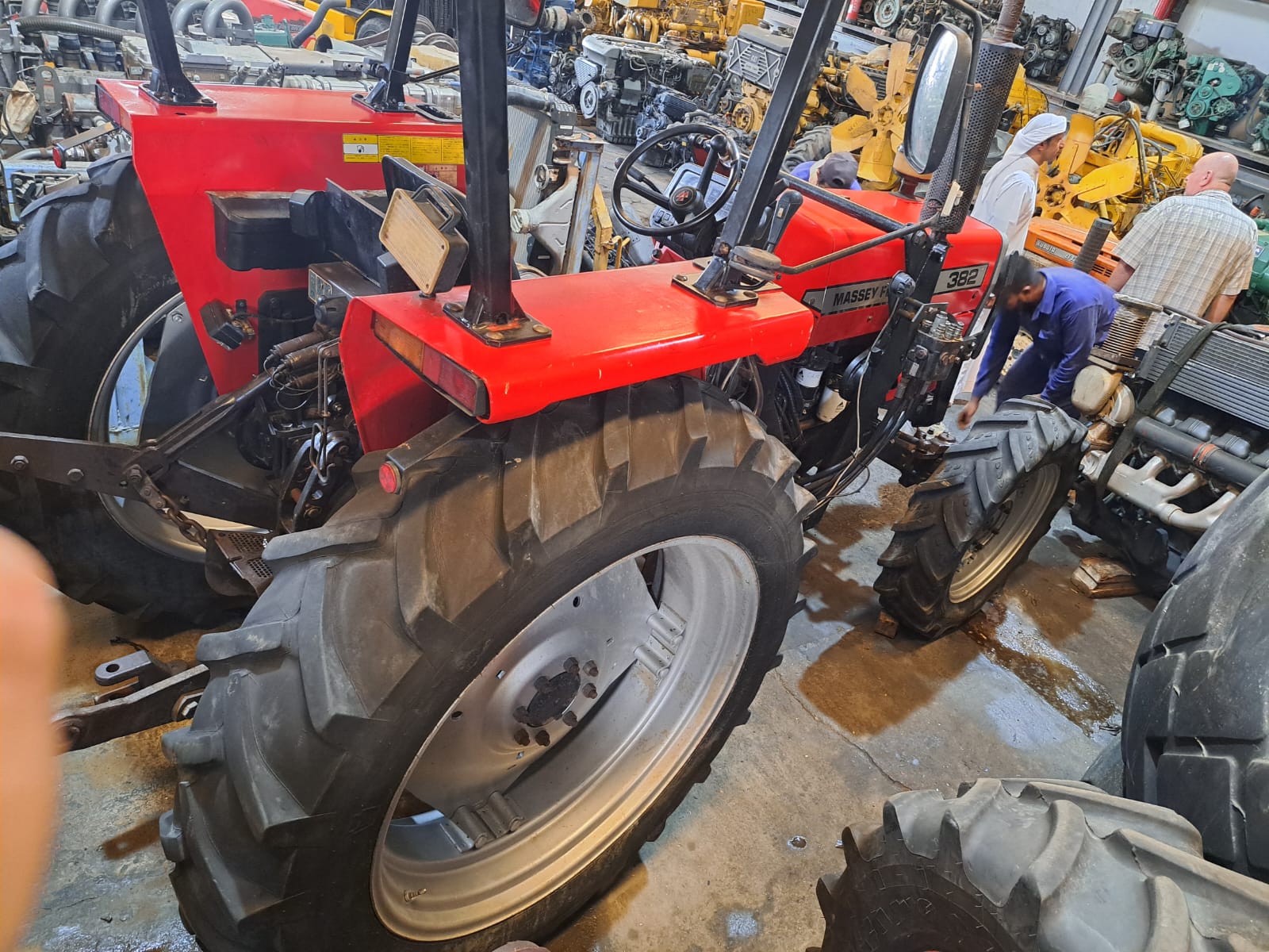 MASSEY FERGUSON 382 TRACTOR 